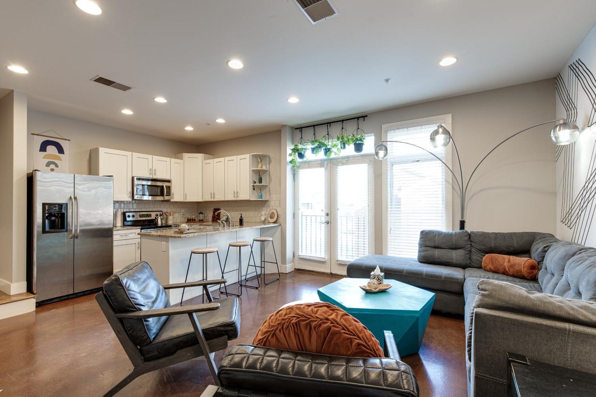- Near Music Row- Private Balcony Apartment