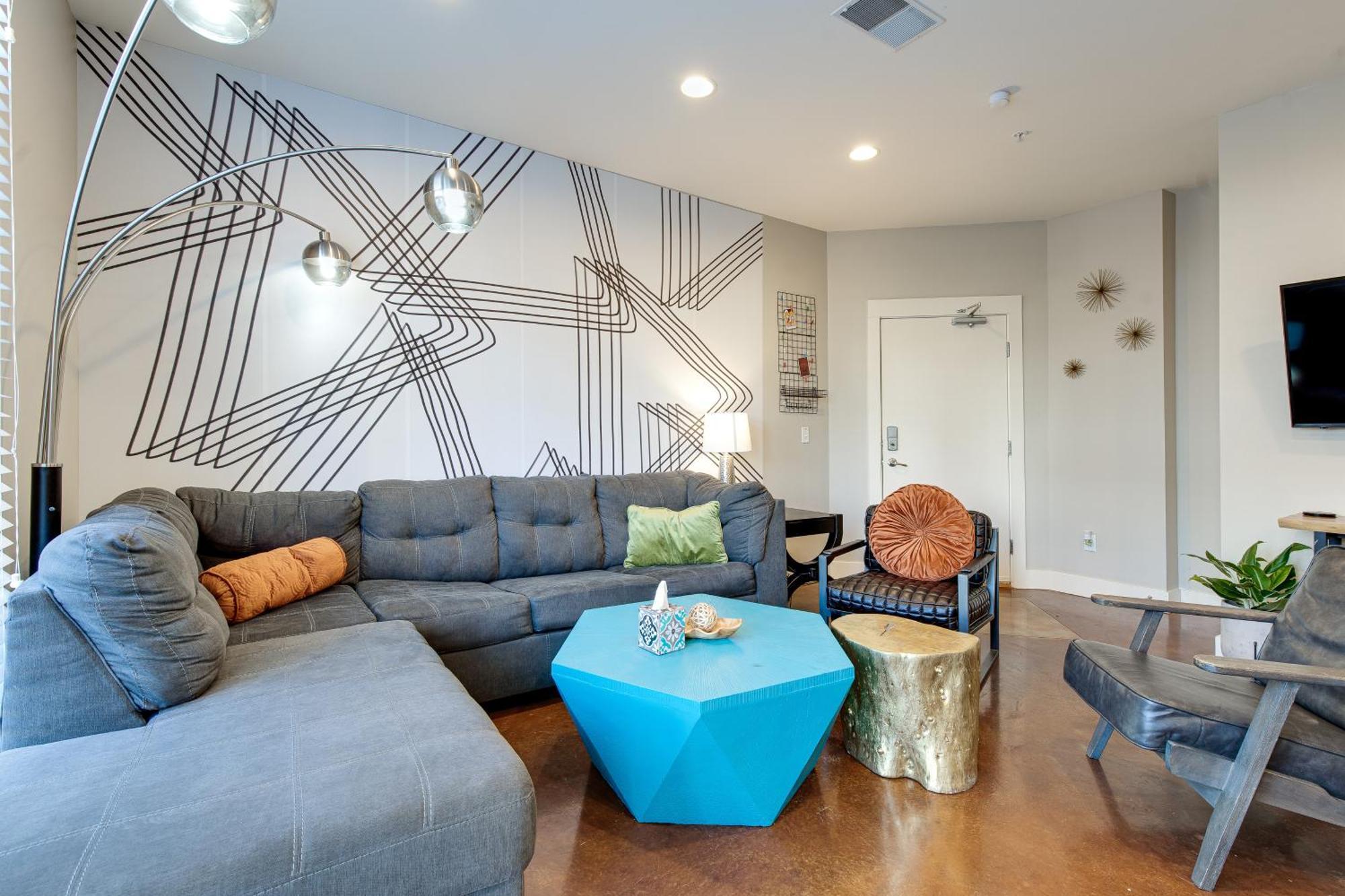 - Near Music Row- Private Balcony Apartment Nashville