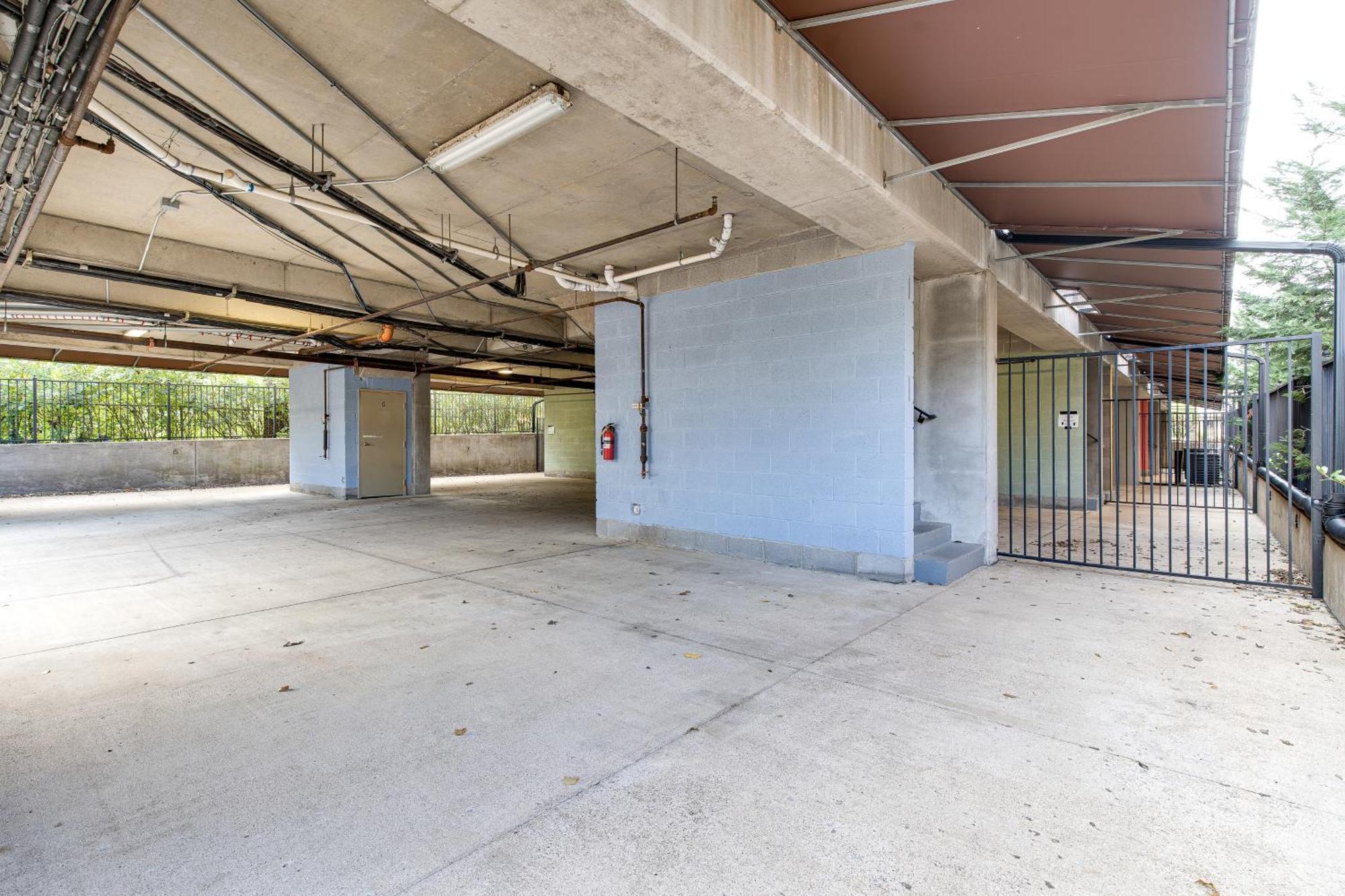 - Near Music Row- Private Balcony Apartment *